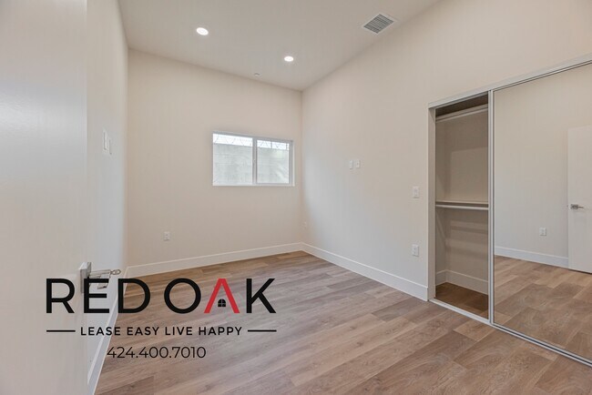 Foto del edificio - ~2 Months FREE~ Gorgeous Two Bedroom, In P...
