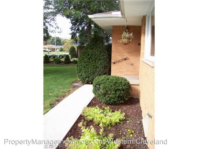 Building Photo - 5761 Darrow Dr