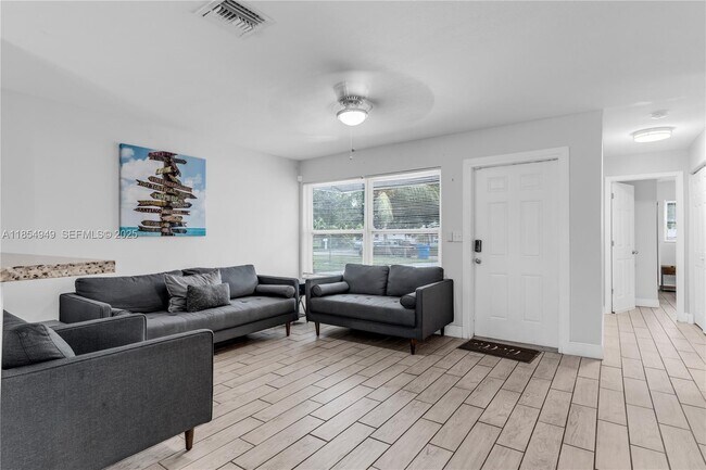 Foto del edificio - 6660 Custer St