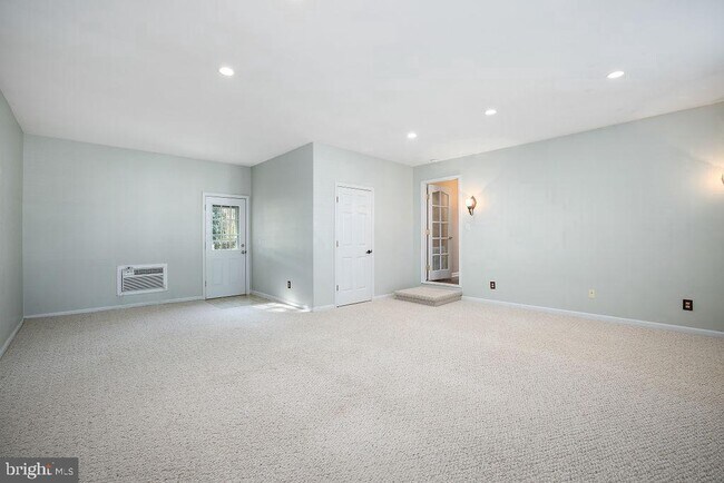 Building Photo - 2205 Maplewood Dr