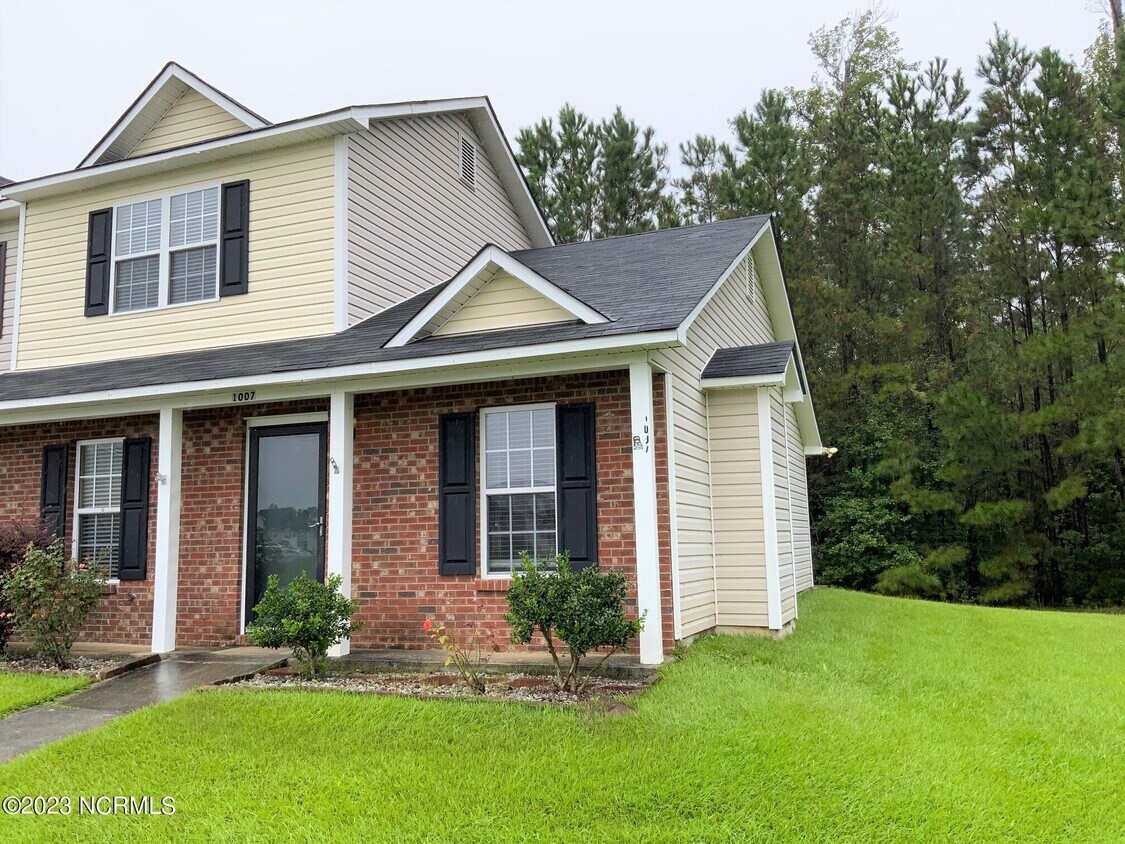 1007 Timberlake Trail, Jacksonville, NC 28546 Townhome Rentals in