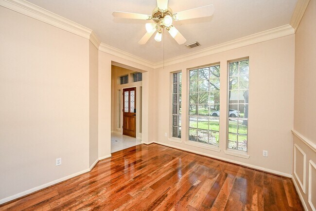 Foto del edificio - 4815 Knights Branch Dr