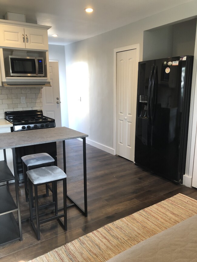 Building Photo - 1020 El Mirador Ave