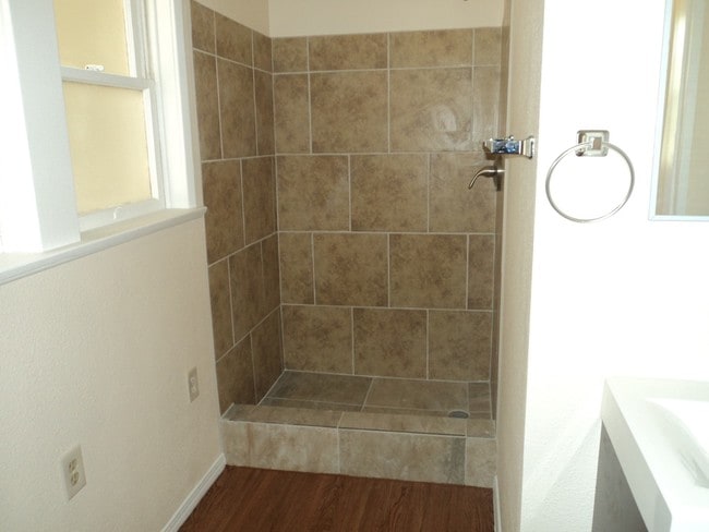 Building Photo - 215 E Fern Ave