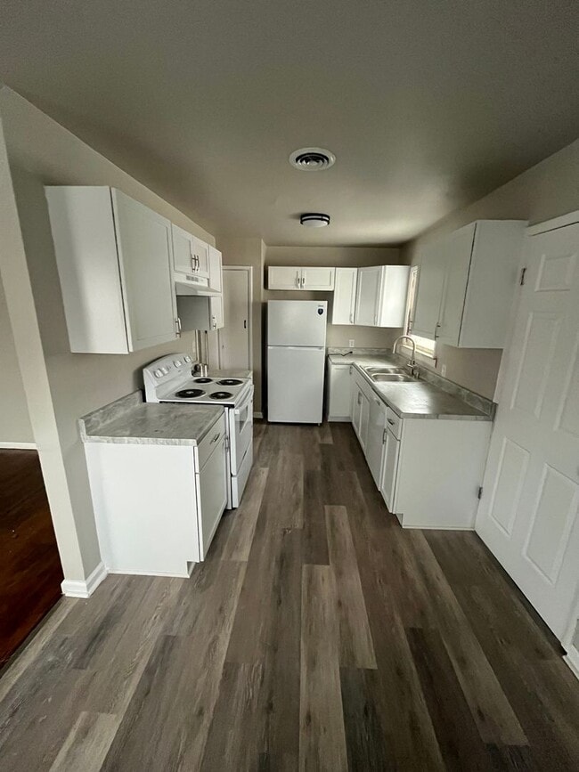 Building Photo - 304 W 47th St N