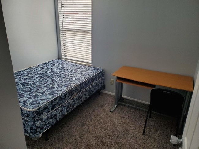 2 bedroom 1 full bath - 111 S Lincoln Ave