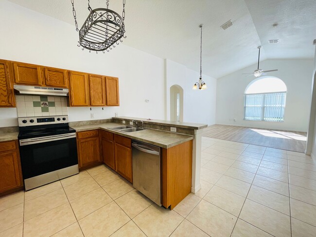 Building Photo - Beautiful, Spacious Home in Orlando!