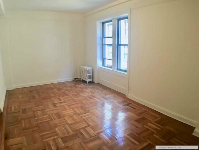 Building Photo - 515 W 110th St