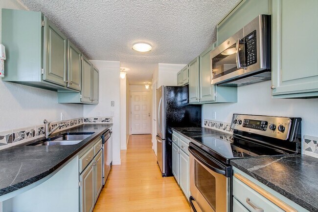 Building Photo - Queen Anne View Condo!!!