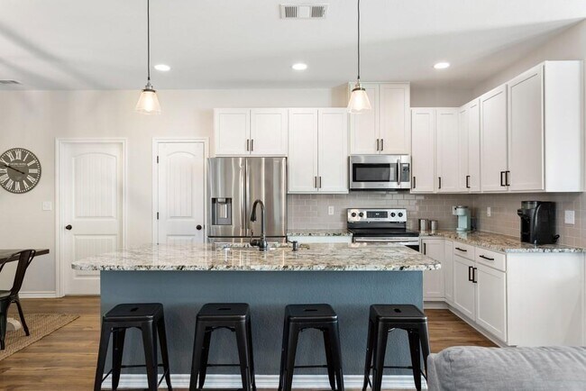 Building Photo - 105 Hunter Loop