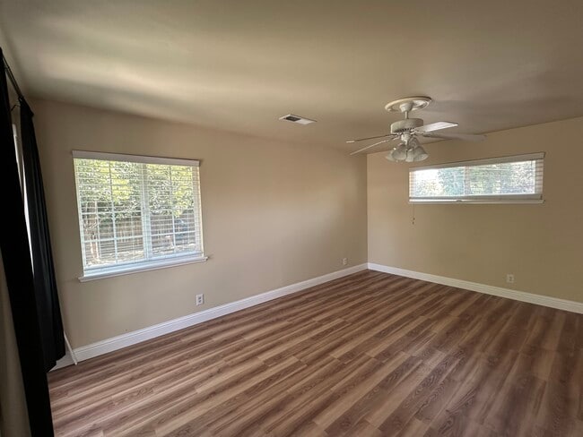 Building Photo - 4746 Crestview Dr