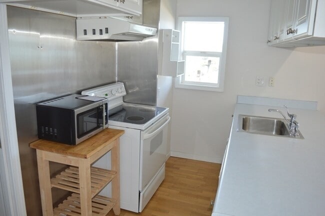 Building Photo - Sausalito Charmer with Amazing Views!