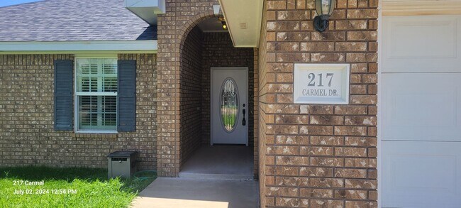 Foto del edificio - IMPRESSIVE LARGE HOME IN NORTHEAST CLOVIS