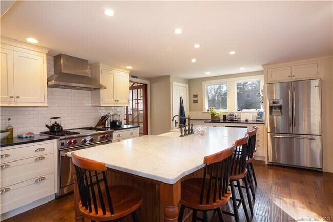 Foto del edificio - 323 Green Hill Rd