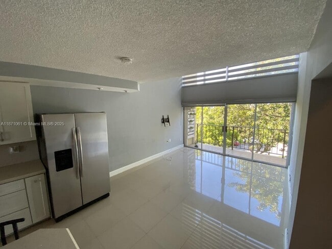 Building Photo - 8897 Fontainebleau Blvd