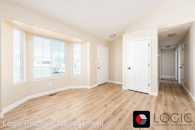 Foto del edificio - 6 br, 3 bath House - 4865 Mountain Park Ci...