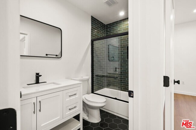 Foto del edificio - 1629 S New Hampshire Ave