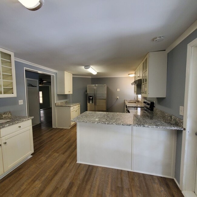 Building Photo - Southern Comfort Living: Exquisite 3BR/2BA...