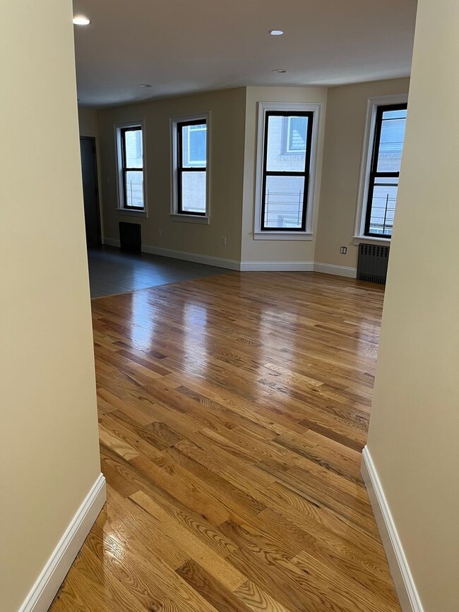 Building Photo - Newly Remodeled Large 3 Bedroom in Quiet 3 Family Home