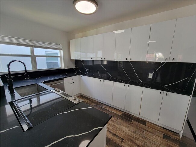 Building Photo - 1744 SW 10th St