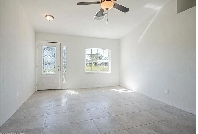 Building Photo - 3/2/1 Single Family Home Available – Cozy,...