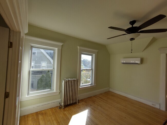 Living room - 768 Beech St