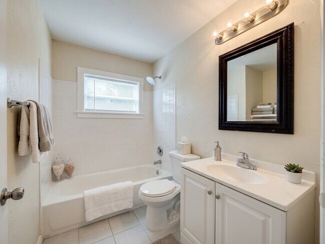 Building Photo - $1400 - 3 Bedroom 1 Bath