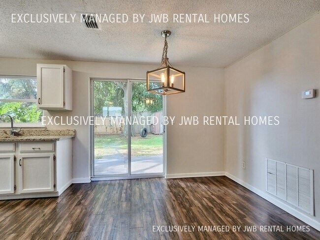 Building Photo - 7402 Laventura Dr S