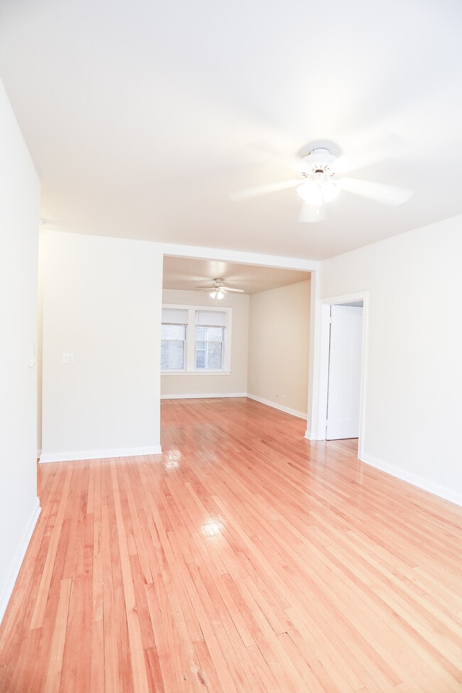 Building Photo - 2422 W Catalpa Ave