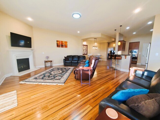Building Photo - Gorgeous executive style home available fo...