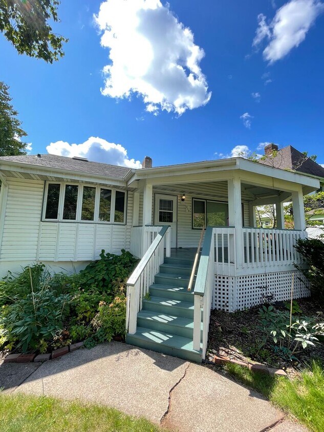 Foto principal - AVAILABLE Now! - Gorgeous 3 Bed 2 bath Home!