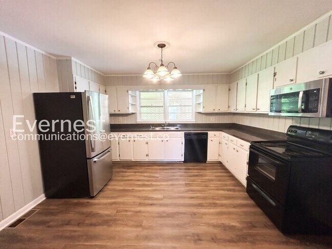 Foto del edificio - 3-Bed/1.5-Bath Home with Fenced Yard/Pet Friendly/ Available Soon!