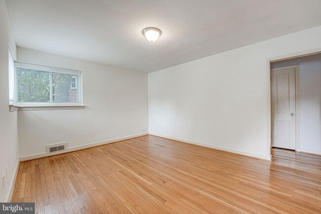 Foto del edificio - 8218 Roanoke Ave