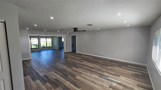 Building Photo - 3317 Pine Valley Dr