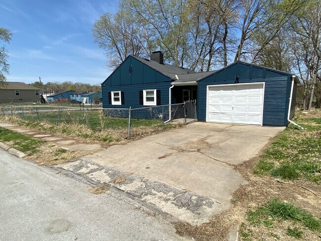 Building Photo - Updated 2 bed Remodeled House