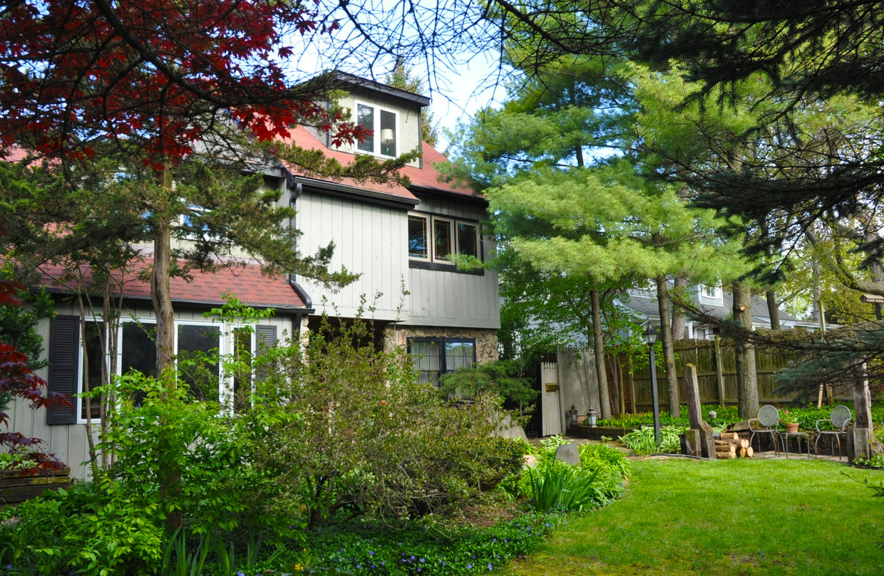 Primary Photo - 724 S Plum Grove Rd