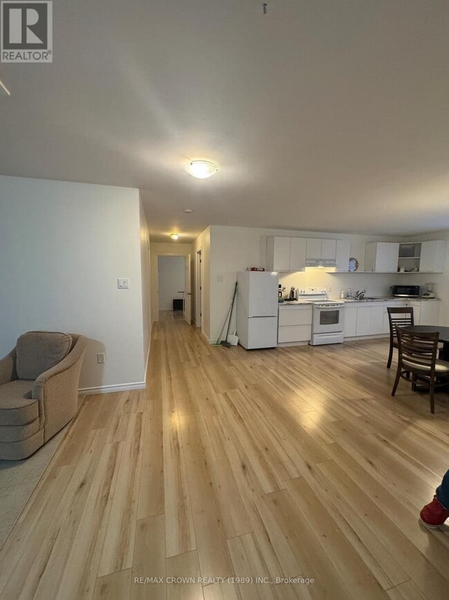 Building Photo - 652 Scollard St