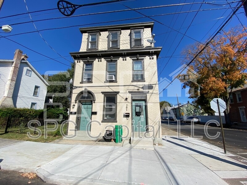 Foto principal - 201 W North St