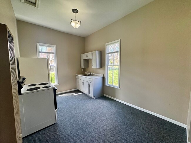Building Photo - One Bedroom House Close to Campus!!