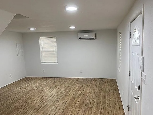Building Photo - Fully remodeled 3 bed 2 bath