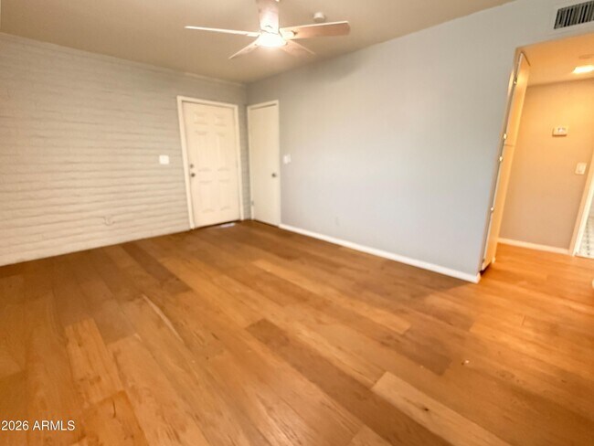 Foto del edificio - 1122 S McClintock Dr