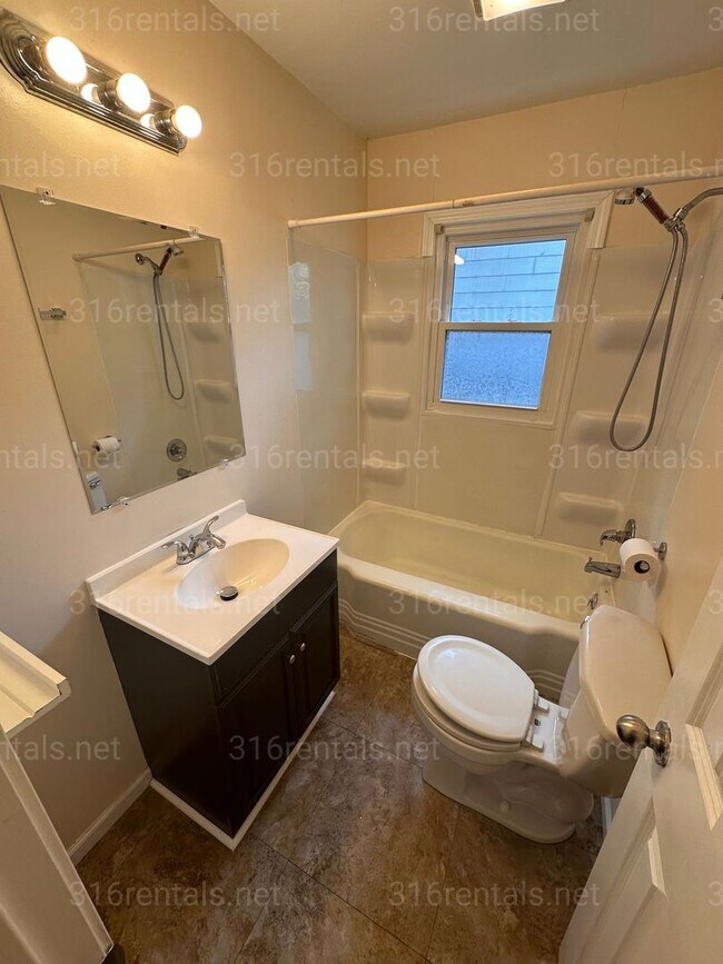 Building Photo - $725 - 2 bed 1 bath - Duplex *COMING SOON*