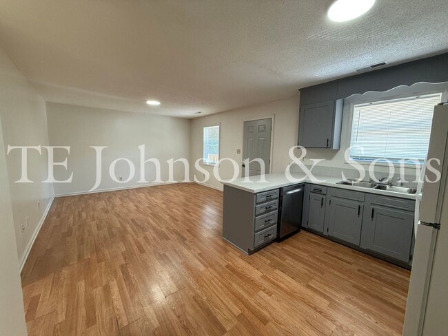 Building Photo - 1506 Oakshire-Water Included