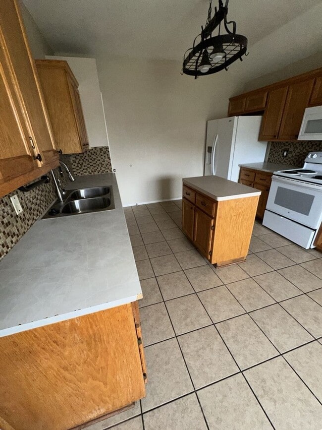 Building Photo - AVAILABLE NOW!!!