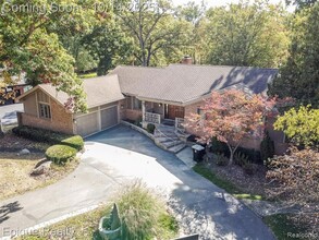 Building Photo - 135 W Hickory Grove Rd