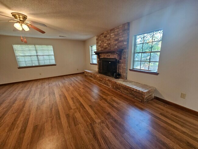 Building Photo - 3034 William Tell St