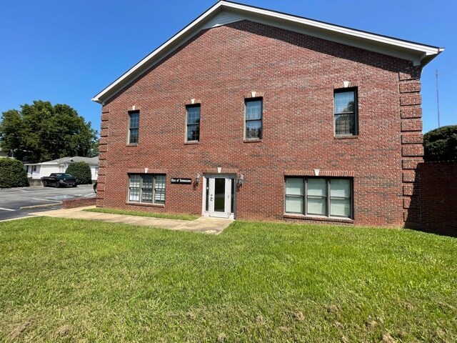 Building Photo - 701 W 7th St