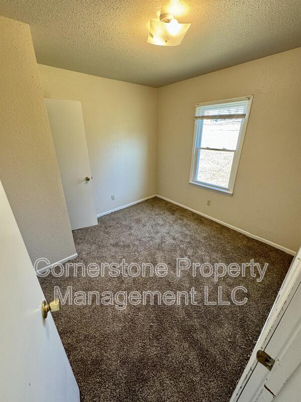 Building Photo - 8345 Lakeview Dr
