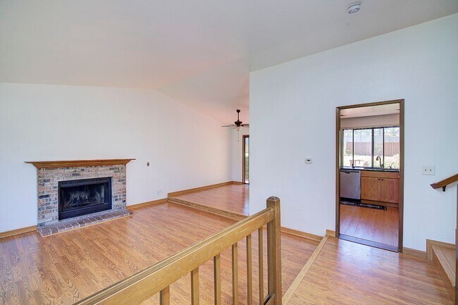 Building Photo - 4Bd/2.25Ba Redmond House