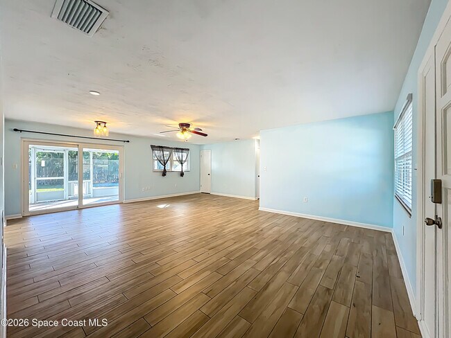 Foto del edificio - 2140 Emerald Ct